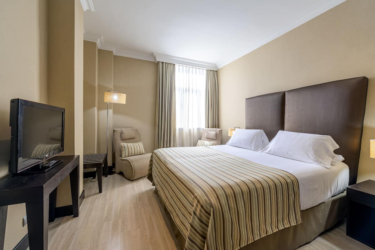 1 dormitorio, minibar, caja fuerte y escritorio