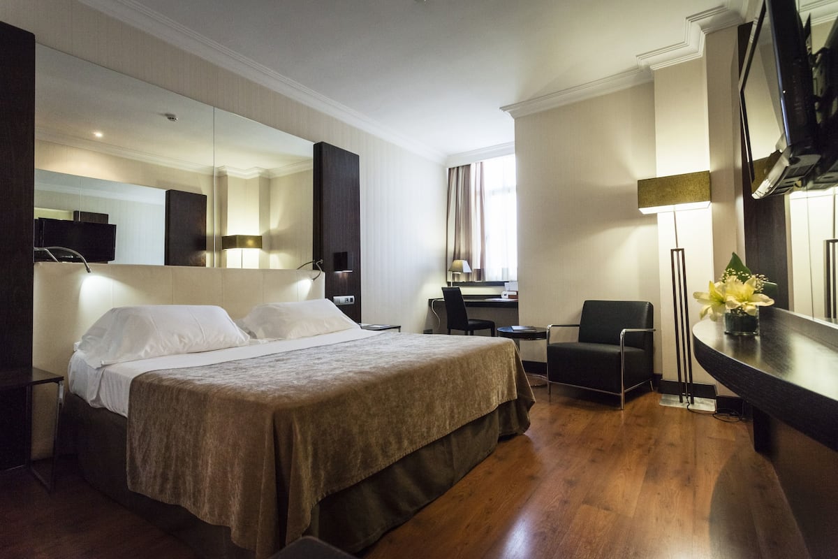 1 dormitorio, minibar, caja fuerte y escritorio