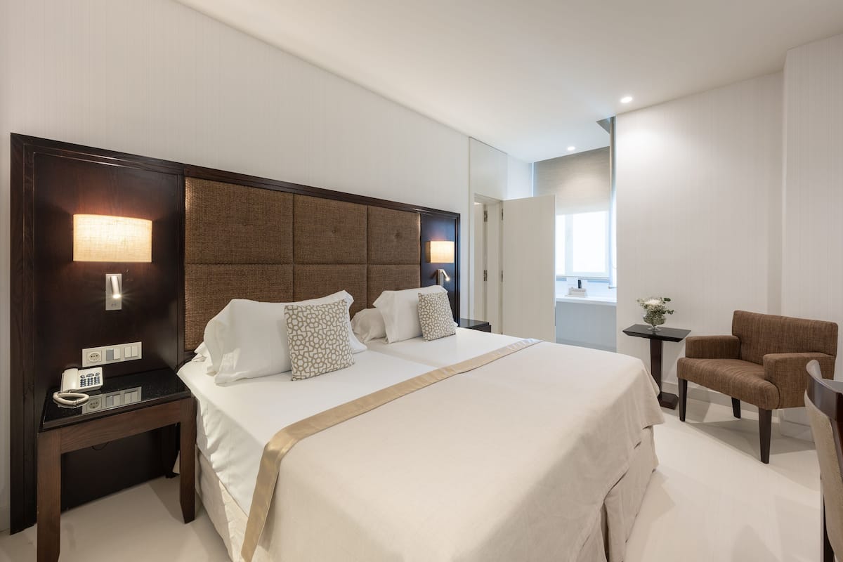 1 dormitorio, minibar, caja fuerte y escritorio
