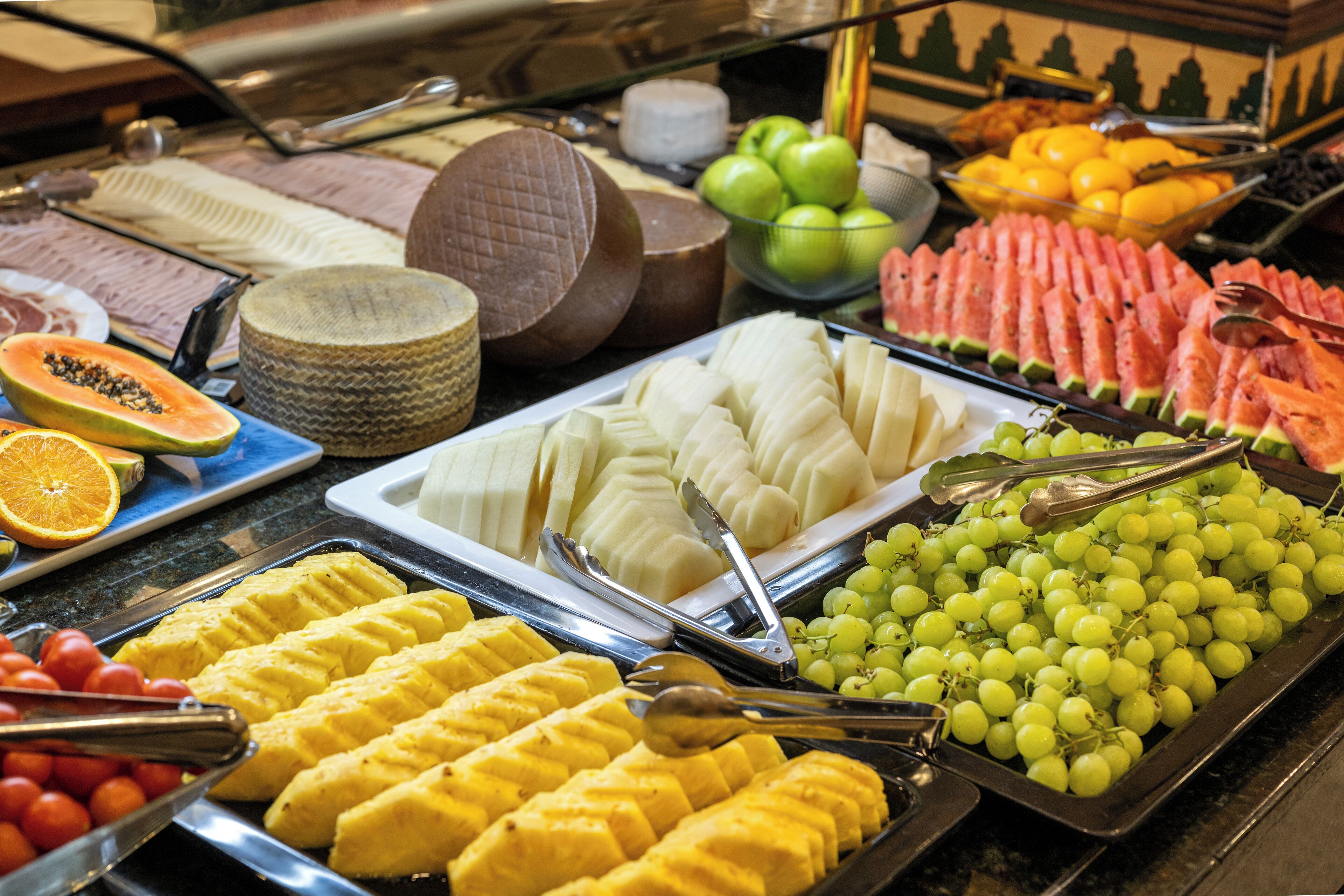 Un buffet proposant une variété de fruits et de fromages.