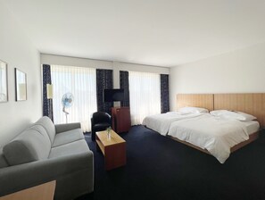 Junior-suite | Minibar, pengeskab på værelset, lydisolering, strygejern/strygebræt