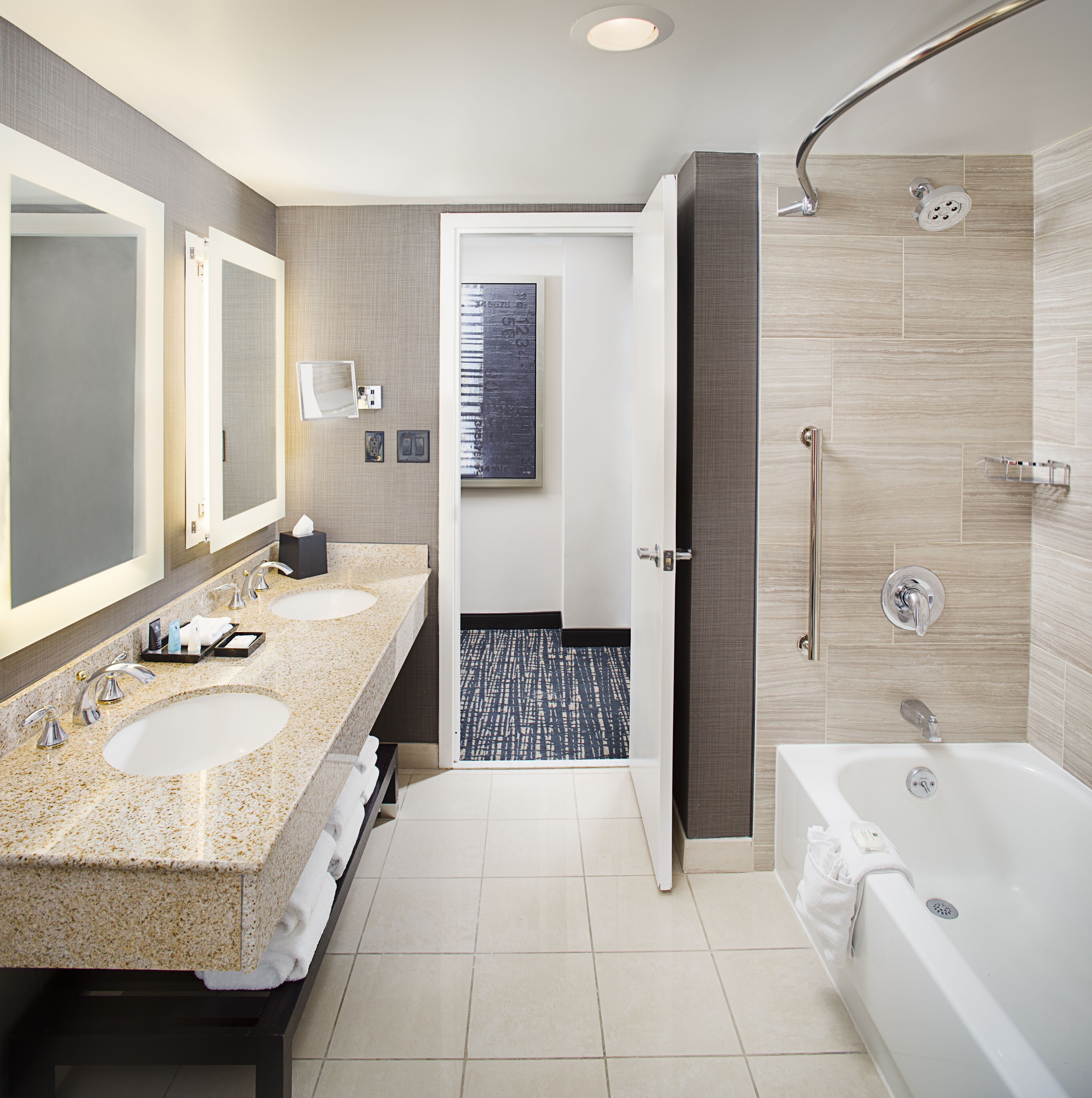 standard room | bathroom | combined shower/bathtub, free toiletries, hair dryer, towels