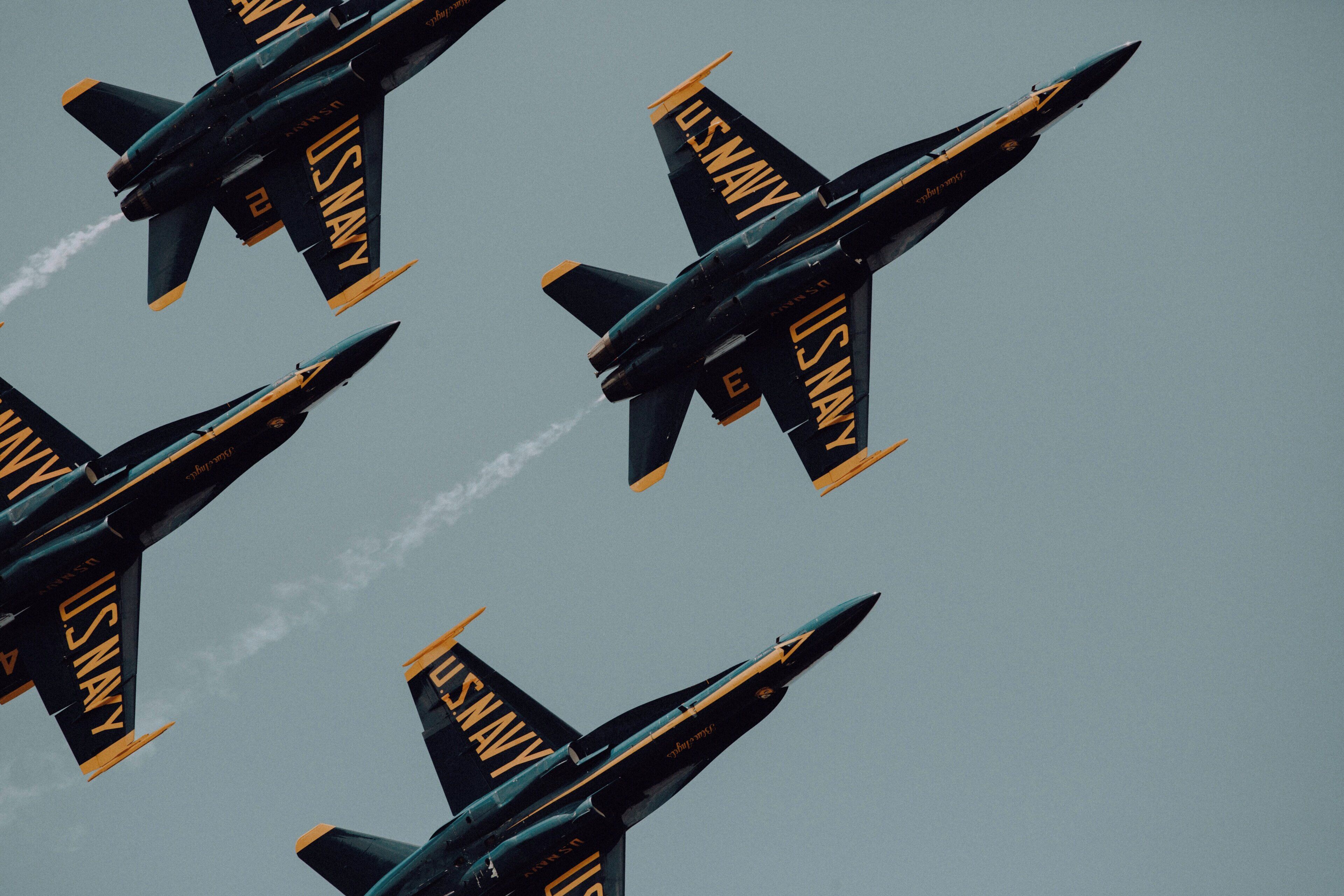 Vier Militärflugzeuge fliegen in Formation.