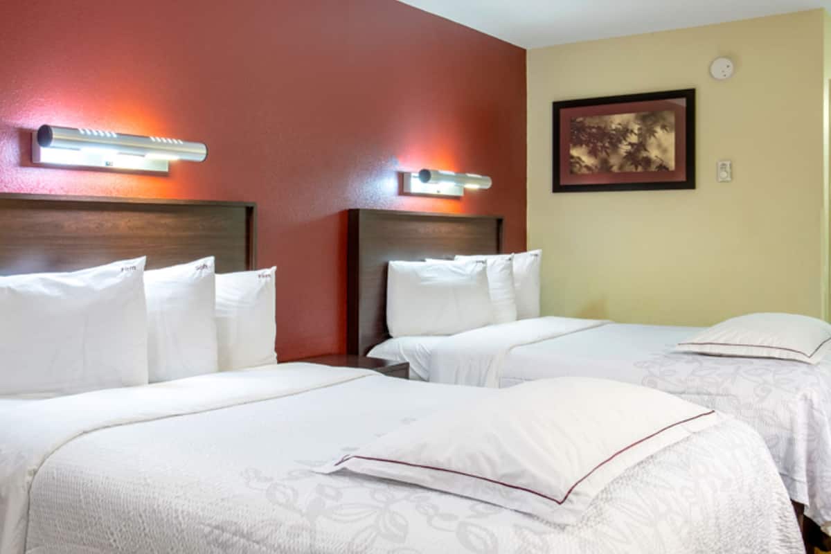 Premium-Zimmer, 2 Doppelbetten (Upgraded Bedding & Snack, Smoke Free) | Schreibtisch, laptopgeeigneter Arbeitsplatz, Bügeleisen/Bügelbrett