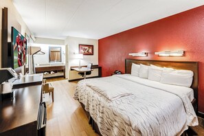 Phòng Premium, 1 giường cỡ king (Upgraded Bedding & Snack, Smoke Free) | Bàn, khu vực làm việc phù hợp cho laptop, bàn ủi/dụng cụ ủi quần áo 
