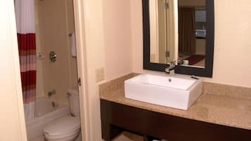 Combined shower/bathtub, free toiletries, hair dryer, towels