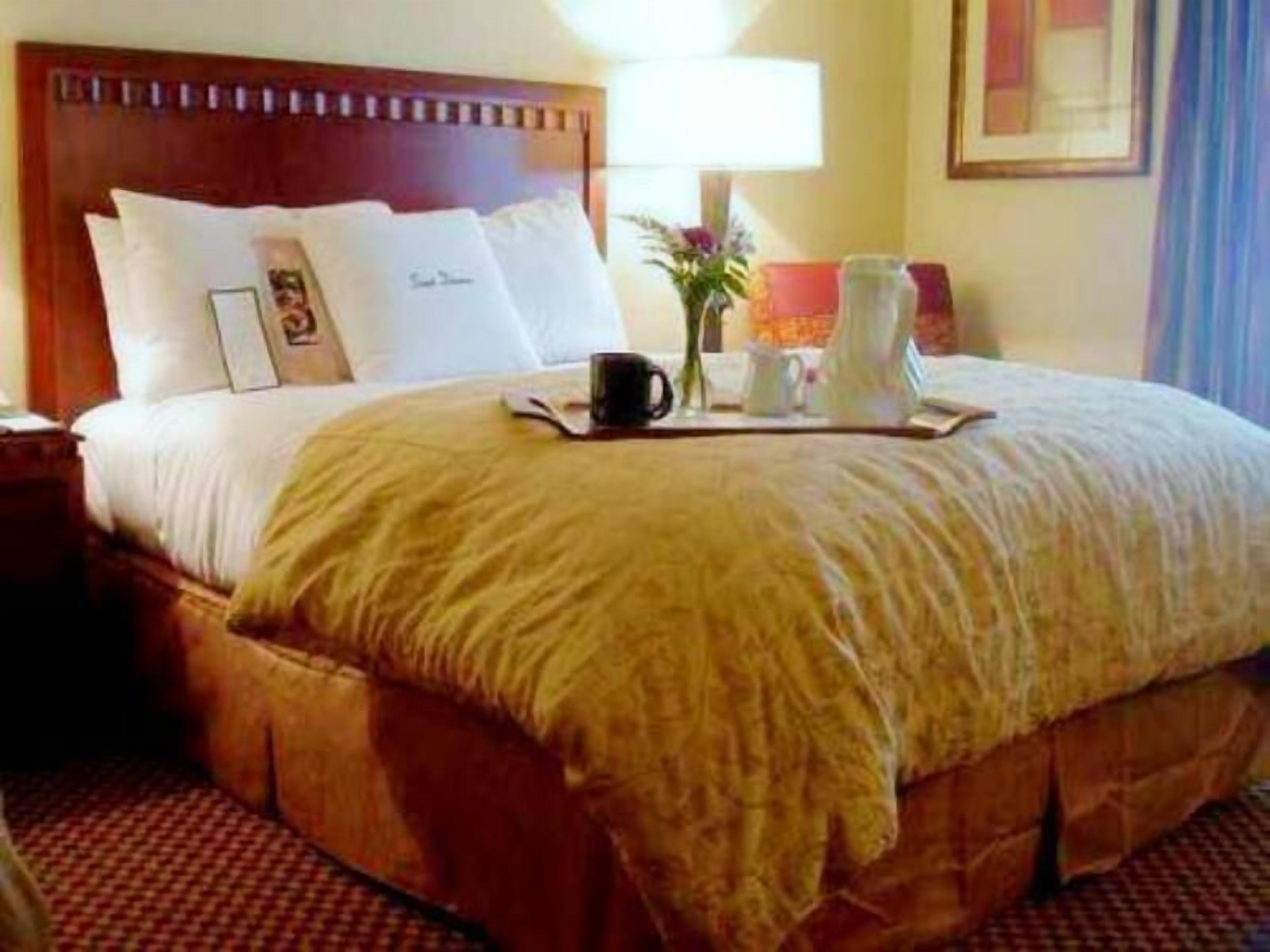 Literie de qualité, couette en duvet, lit avec matelas à plateau-coussin