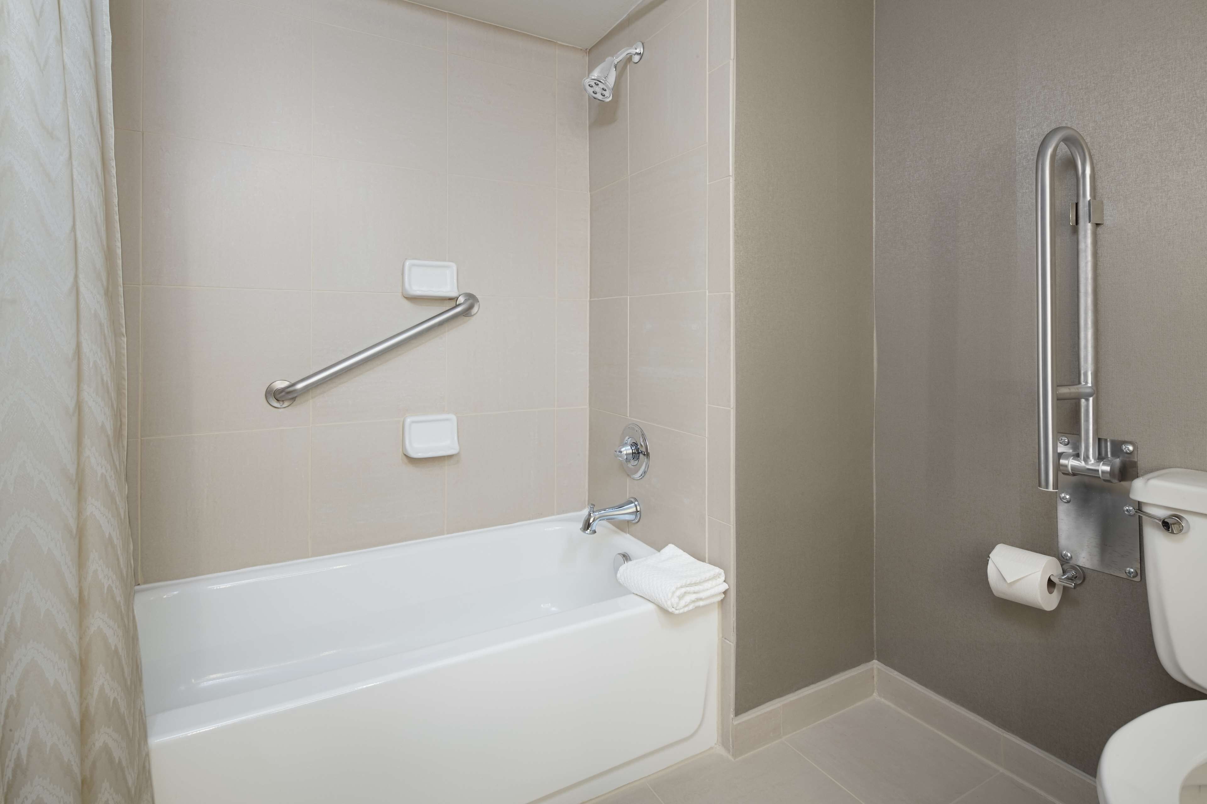 Ein Badezimmer mit Badewanne, Dusche und Toilette.