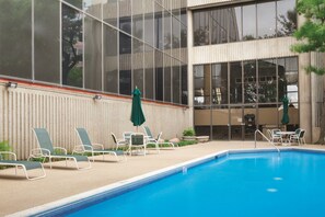 Una piscina al aire libre de temporada