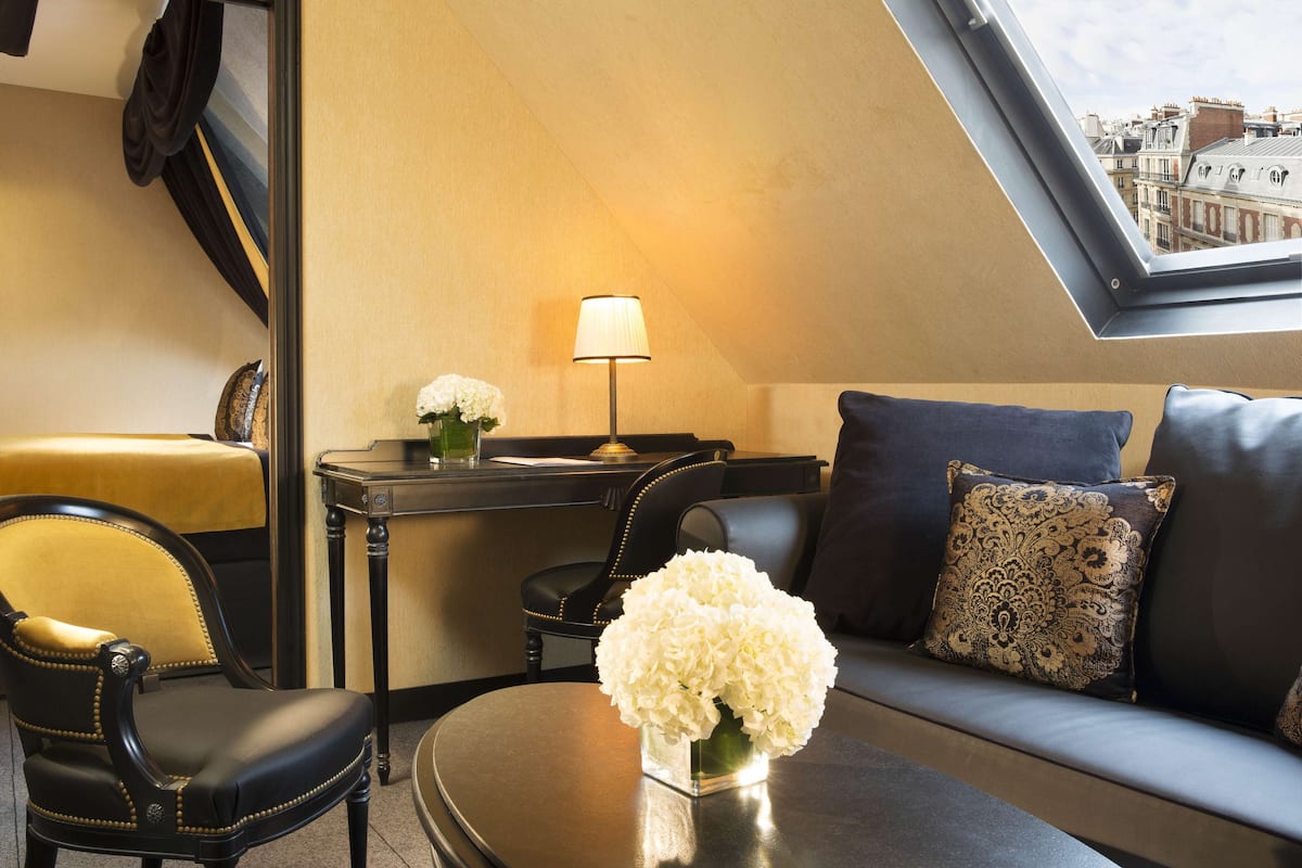 Junior Suite Parisienne Mansardée | Biancheria da letto di alta qualità, materassi a doppio strato, minibar