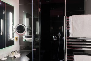 Produtos de toalete grátis, secador de cabelo, chinelos 