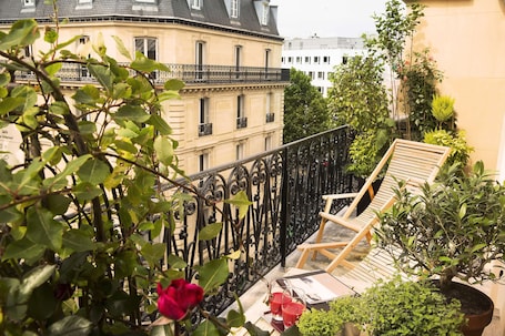 Suite | Premium bedding, pillowtop beds, minibar, in-room safe. Le Belmont Paris