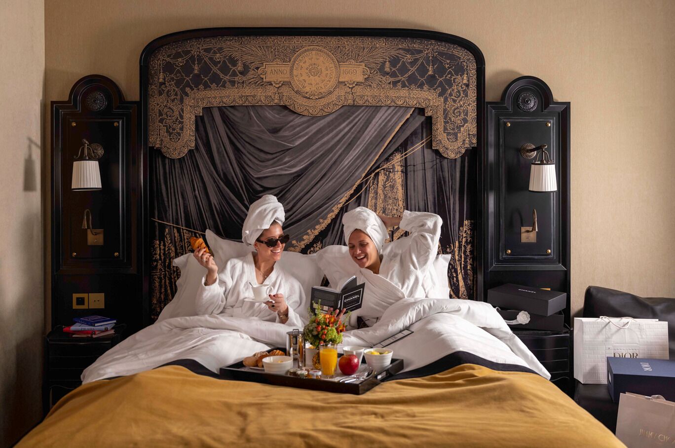 华丽双人房或双床房 | 高档床上用品、加厚床垫、迷你吧、客房内保险箱