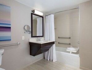 Amenidades de baño gratuitas, secadora de cabello, toallas 
