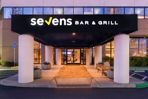 Déjeuner, dîner et souper servis sur place; cuisine américaine 