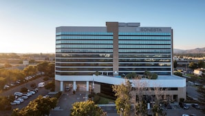 A modern SONESTA hotel with a multi-story glass facade, a parking lot, and a landscaped entrance area. - Sonesta San Jose - Milpitas (Milpitas)