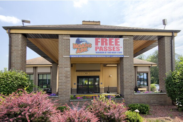 Exterior - Best Western Ambassador Inn & Suites (Wisconsin Dells)