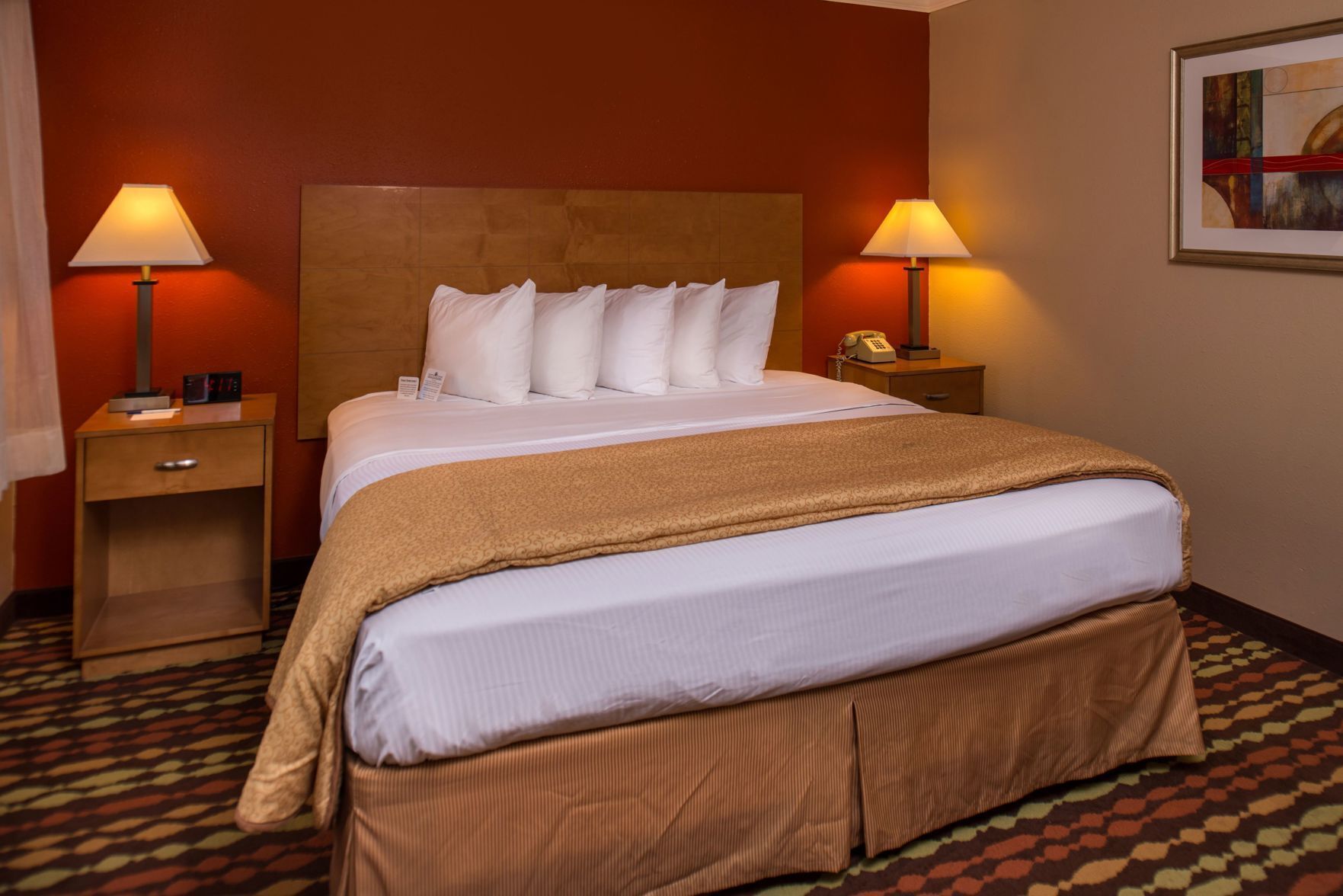 ستائر تعتيم ومكواة/لوح كي وخدمة الإنترنت وملاءات أسرّة