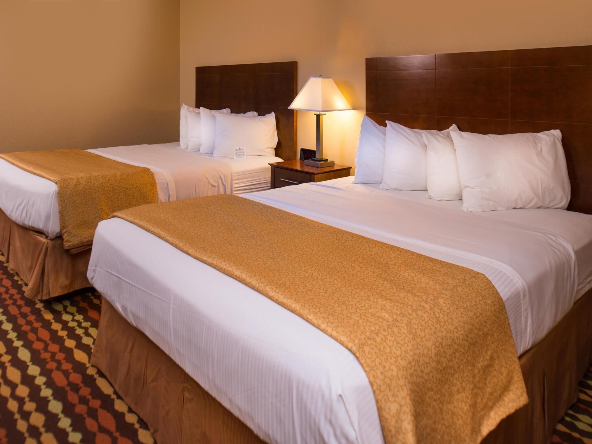 ستائر تعتيم ومكواة/لوح كي وخدمة الإنترنت وملاءات أسرّة