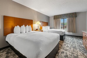 套房, 2 張加大雙人床, 非吸煙房, 冰箱 (Oversized Room;Third bed is a Sofabed) | 1 間臥室、遮光布/窗簾、熨斗/熨衣板、網路服務