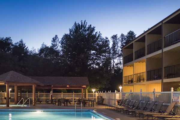 실내 수영장, 시즌별로 운영되는 야외 수영장