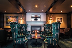 2 bars/lounges, cocktail bar