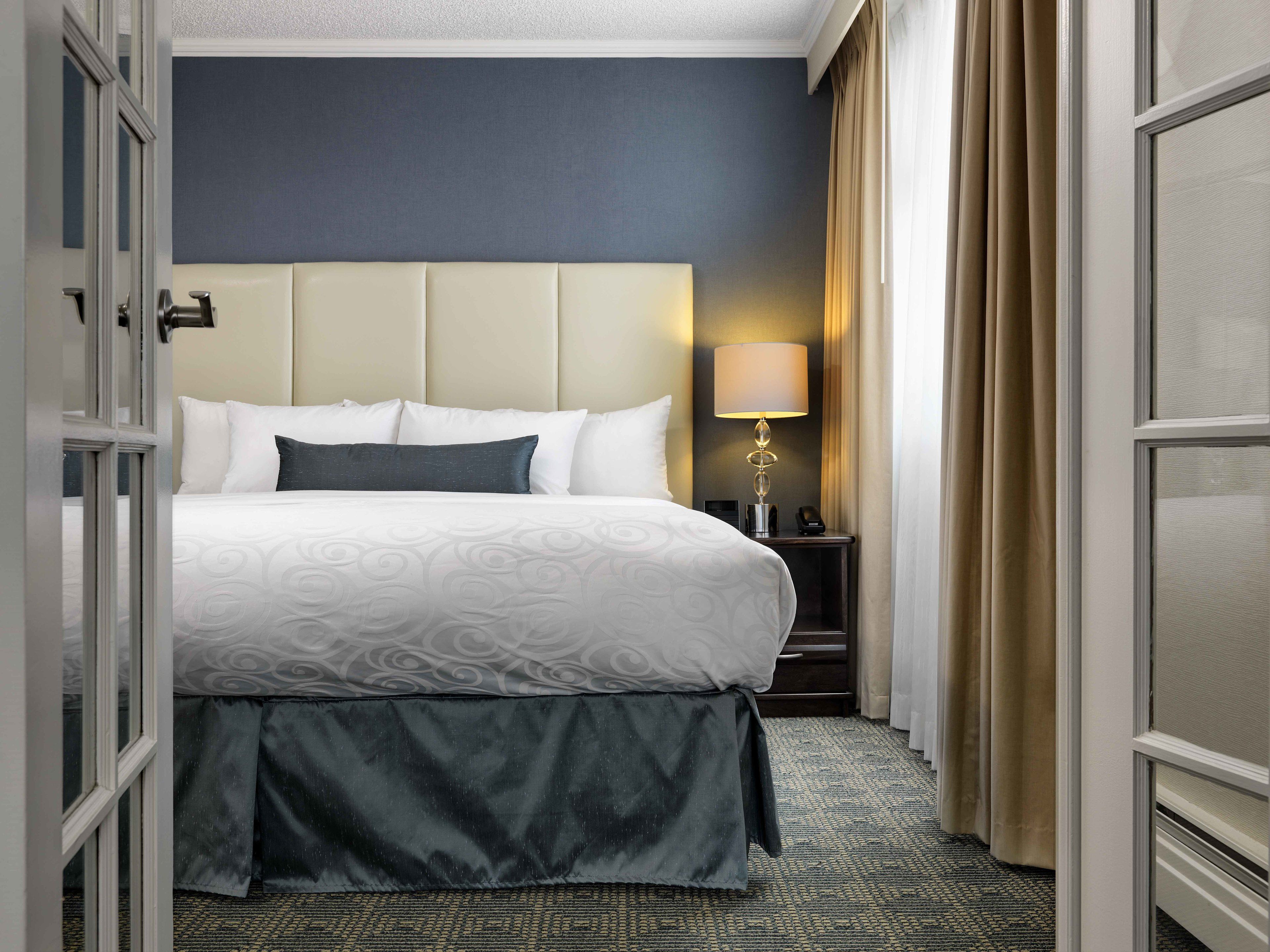 suite, 1 bedroom | premium bedding, pillow-top beds, in-room safe, desk