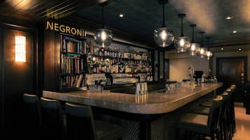 2 bars/lounges, cocktail bar