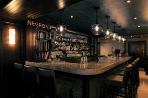 2 bars/lounges, cocktail bar