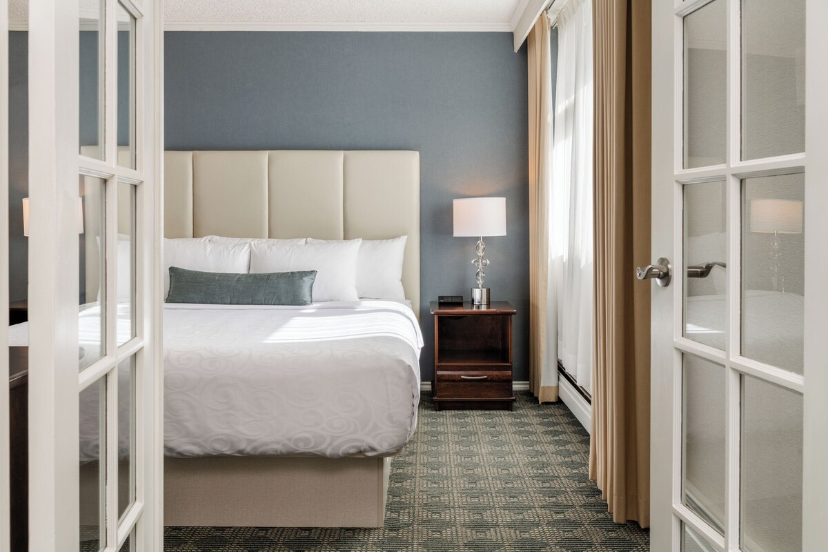 Suite, 1 King Bed | Premium bedding, pillowtop beds, in-room safe, blackout drapes