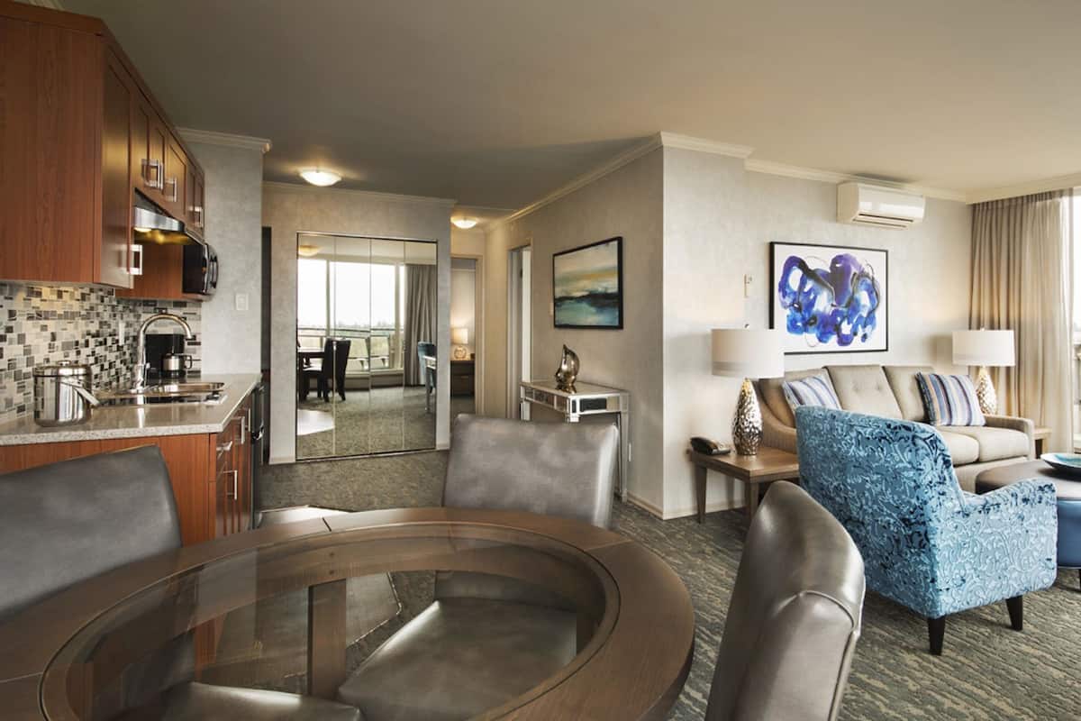 Suite, 2 Bedrooms | Living room | 40-inch TV with cable channels