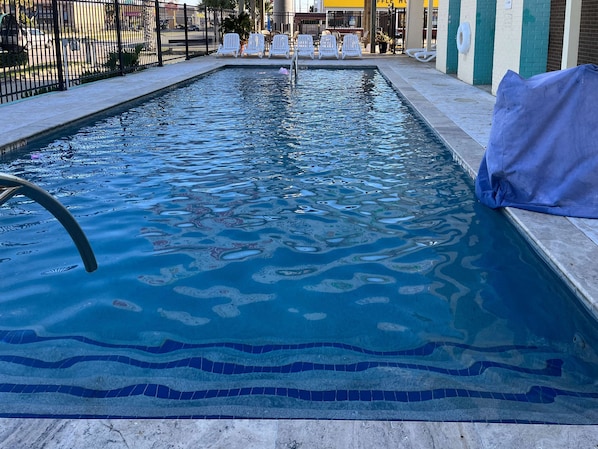 Una piscina al aire libre de temporada