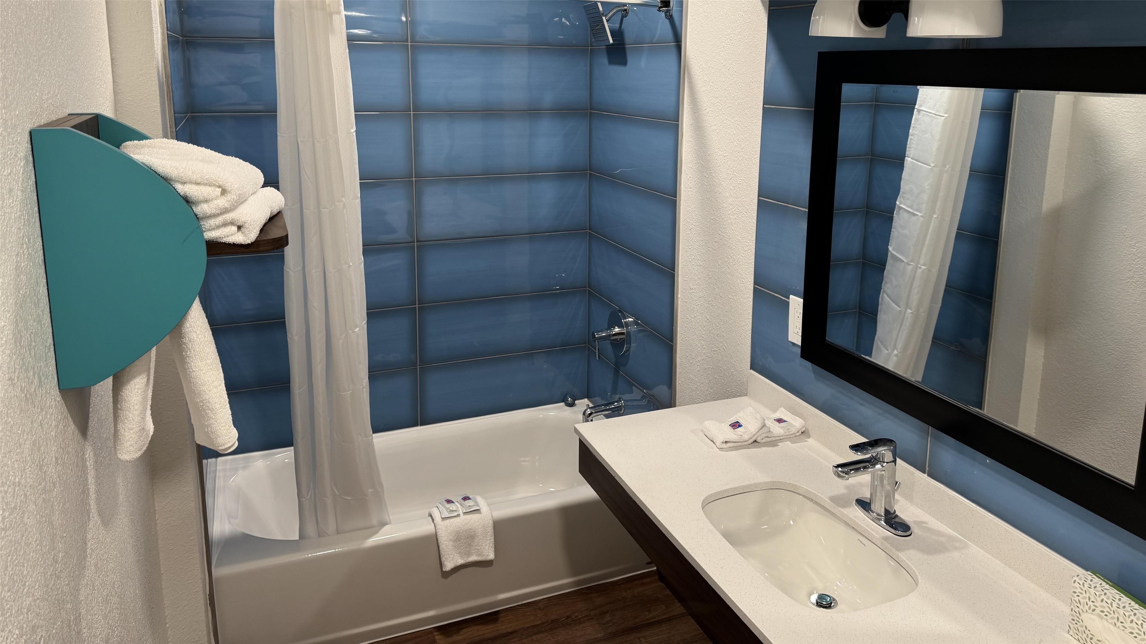 Bañera con ducha, artículos de tocador gratuitos, secador de pelo