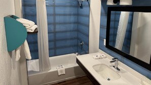 Combined shower/tub, free toiletries, hair dryer, towels