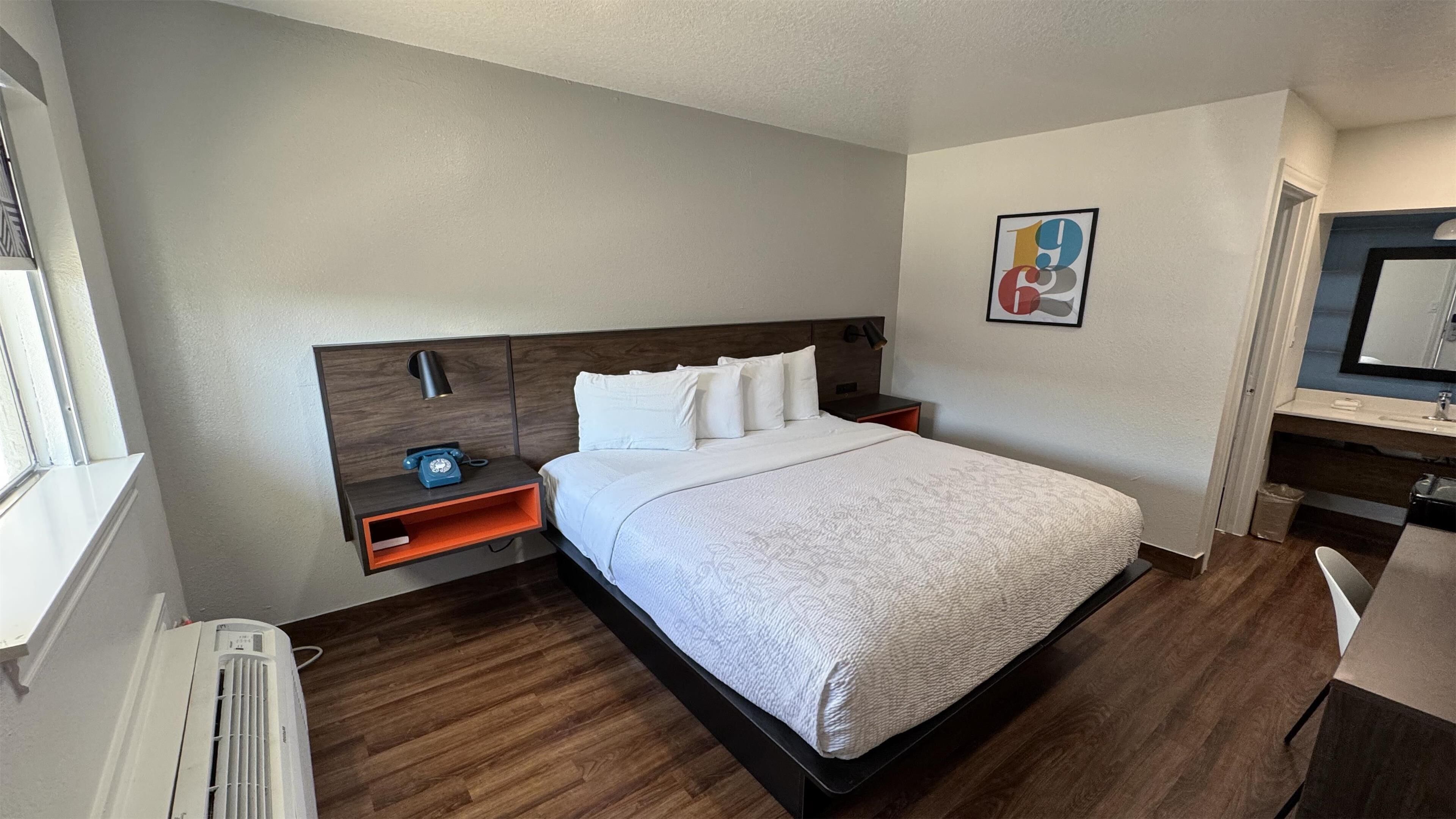 Värdeförvaringsskåp på rummet och mörkläggningsgardiner