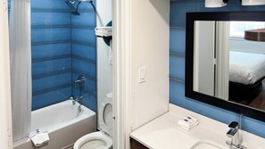 Combined shower/tub, free toiletries, hair dryer, towels