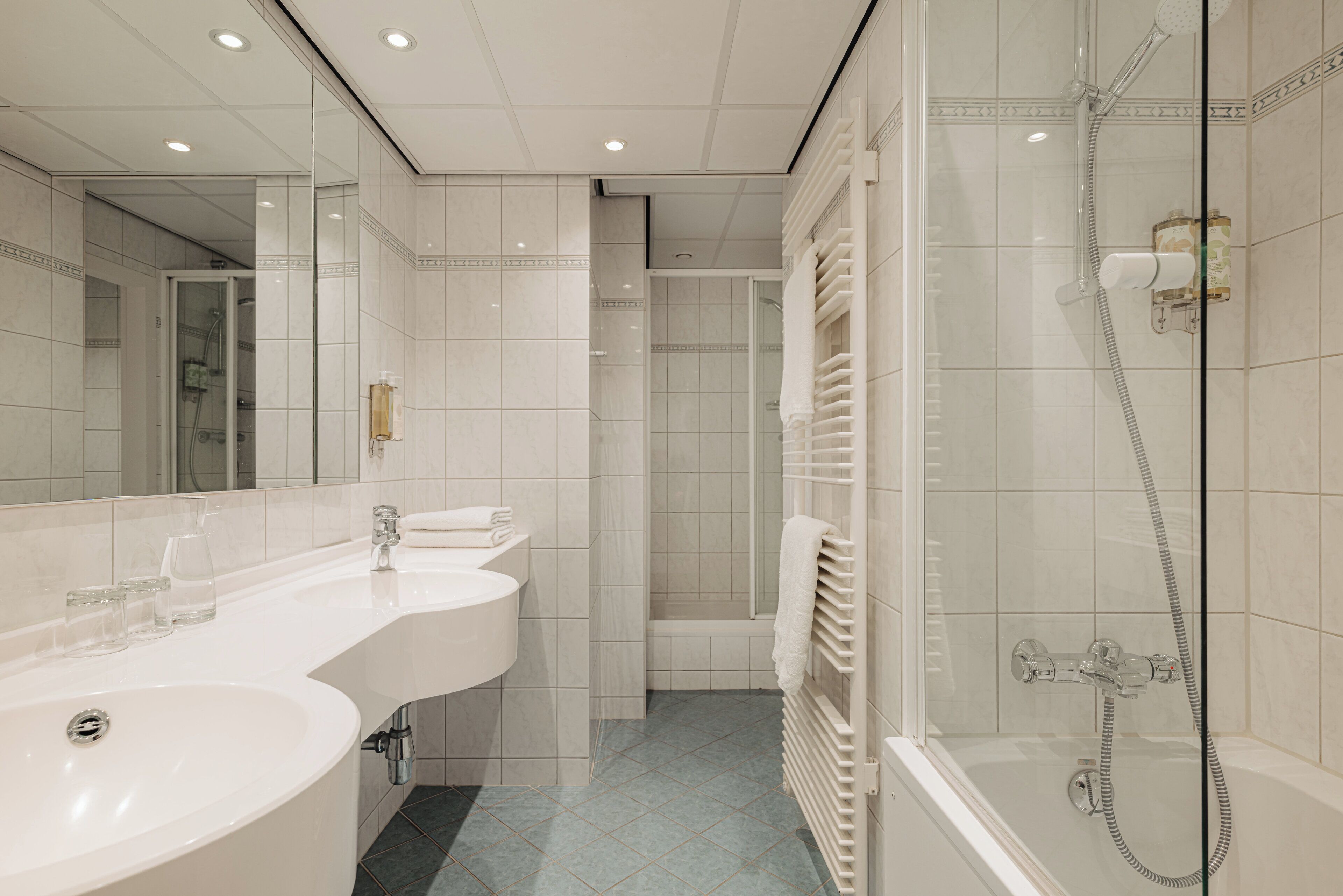 combined shower/bathtub, hair dryer, towels