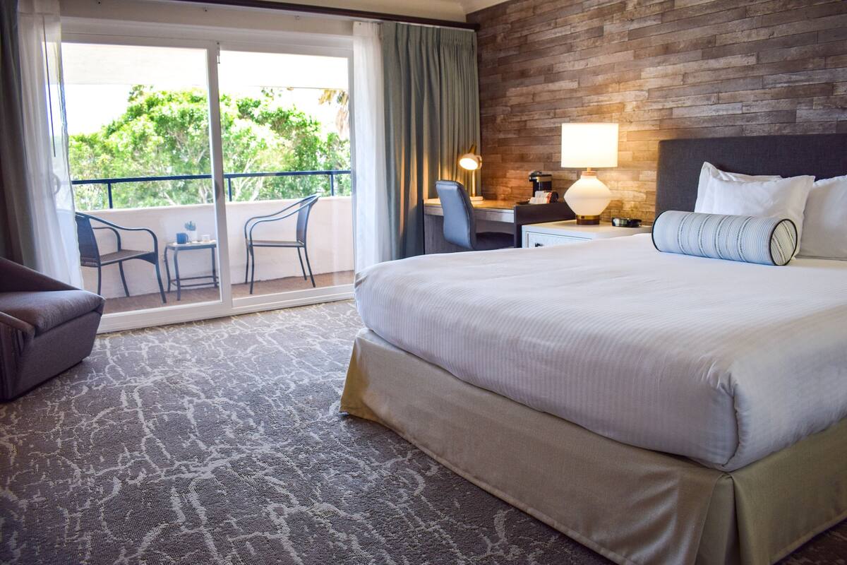 room, 1 king bed, balcony (harborside) | 1 bedroom, premium bedding, pillow-top beds, iron/ironing board