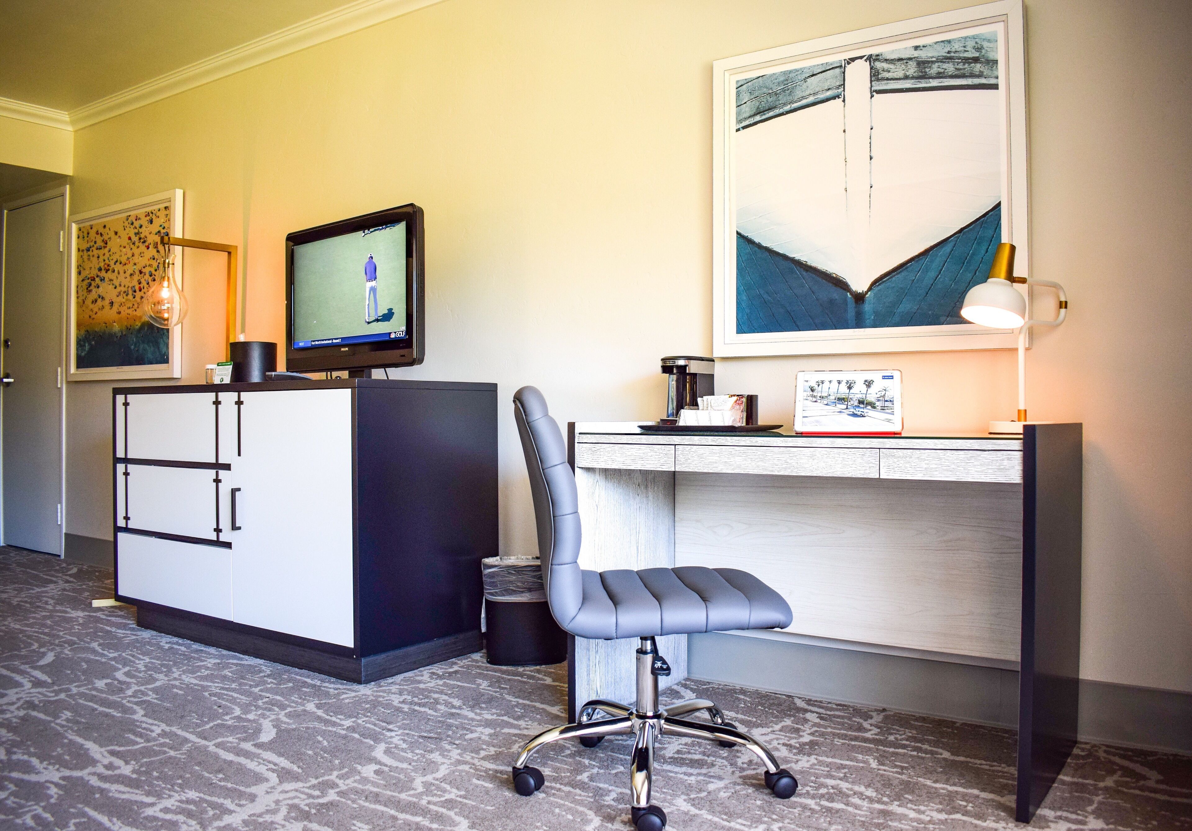 room, 1 king bed, balcony (parkside) | 1 bedroom, premium bedding, pillow-top beds, iron/ironing board