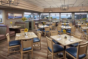 Breakfast, lunch and dinner served - Cavalier Oceanfront Resort (San Simeon)