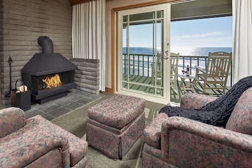 Premium Room, 1 King Bed, Oceanfront | Living area