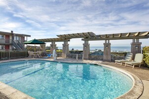 2 室外游泳池，恒温泳池，09:00 至 21:00 开放，日光浴躺椅