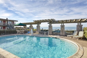 2 piscines extérieures, piscine chauffée, chaises longues