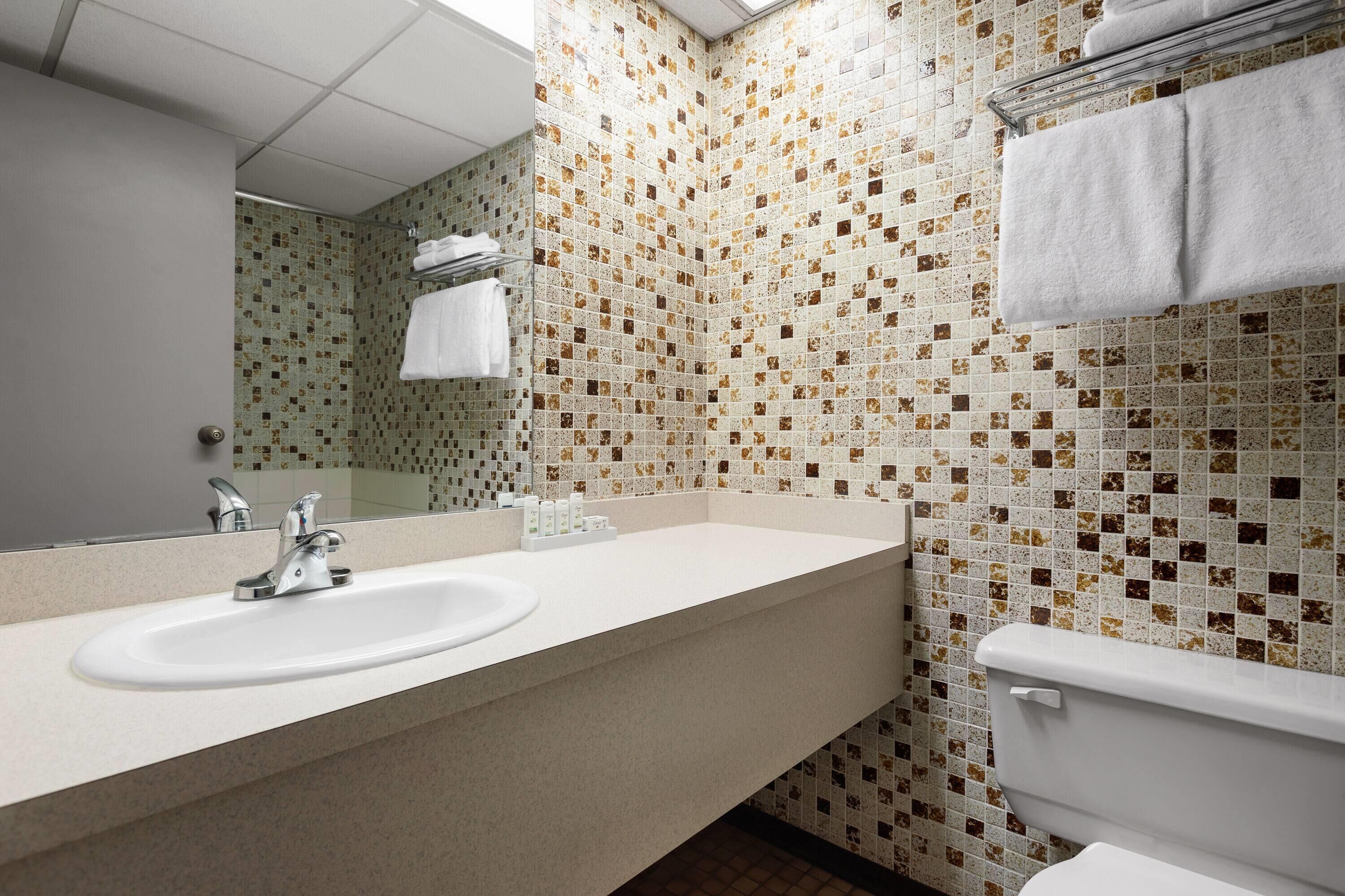 Ensemble douche/baignoire, articles de toilette gratuits, sèche-cheveux