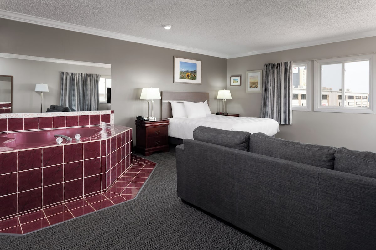 Suite, 1 cama Queen size, para no fumadores, hidromasaje (Full Kitchen) | Área de sala de estar | Televisión de pantalla plana