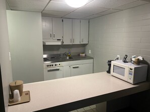 Habitación estándar, cocina | Cocina privada | Frigorífico, microondas, cafetera o tetera y utensilios de cocina
