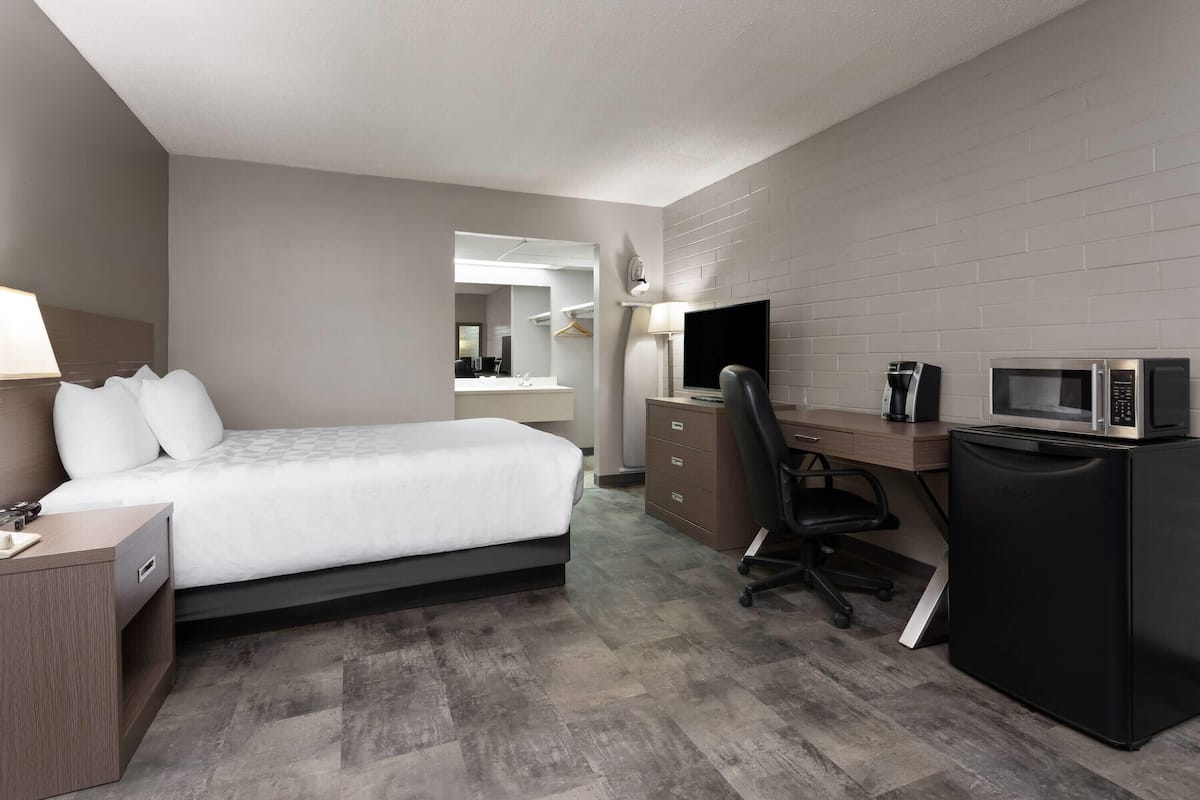 Room, 1 Queen Bed, Non Smoking, Ground Floor | Desk, blackout drapes, soundproofing, iron/ironing board