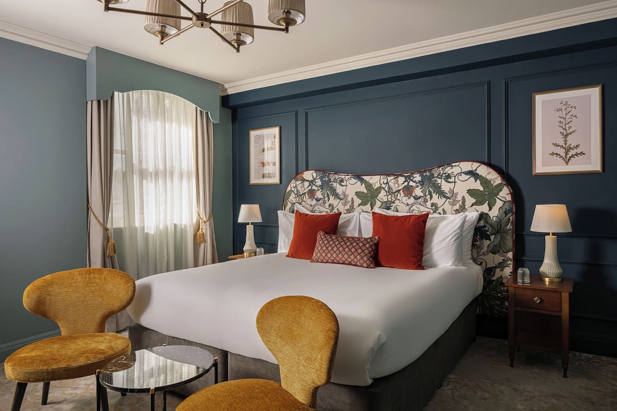 Chambre Double Supérieure, 1 très grand lit, salle de bains attenante | Draps en coton égyptien, articles gratuits dans le mini-bar