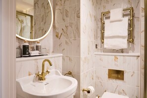 Douche à « effet pluie », articles de toilette écologiques