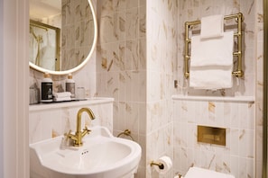 Douche à « effet pluie », articles de toilette écologiques